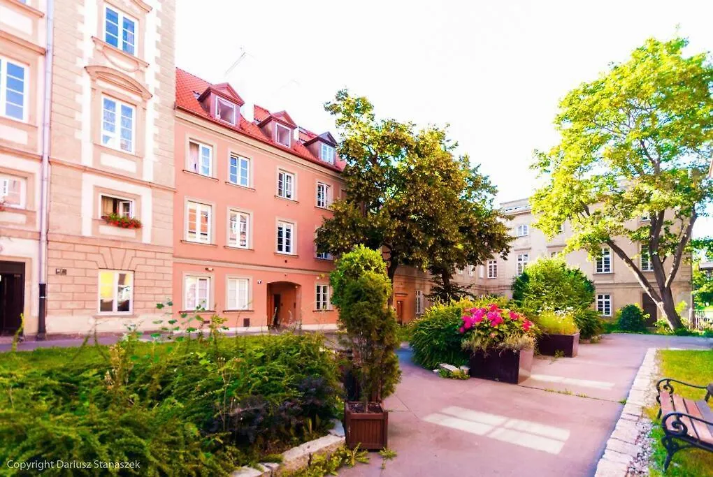 Daire Gorgeous Historic Tenement Apt. - New Town Square! Varşova